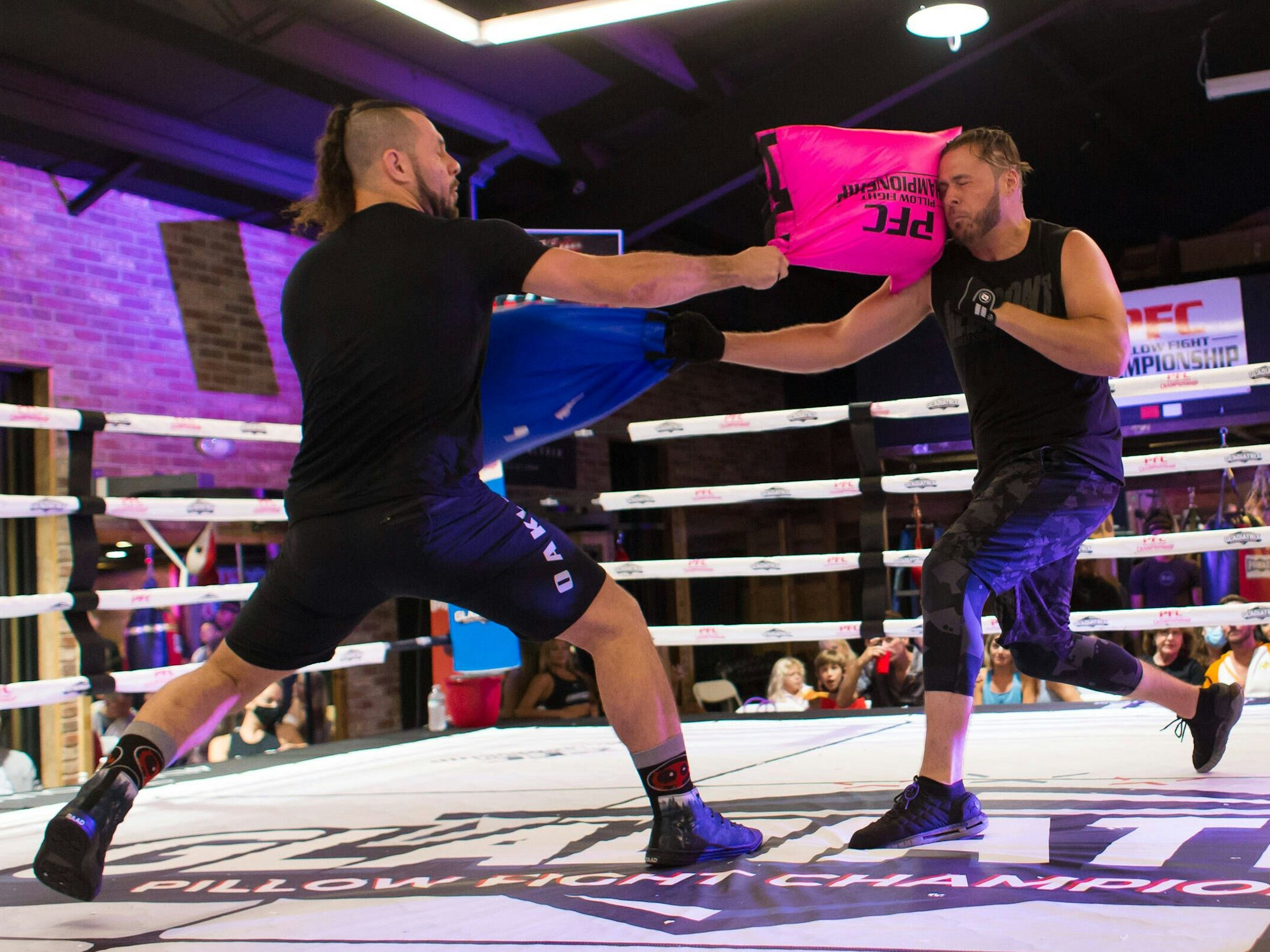 Zwei PFC-Kämpfer treffen sich zeitgleich mit ihren Kissen.