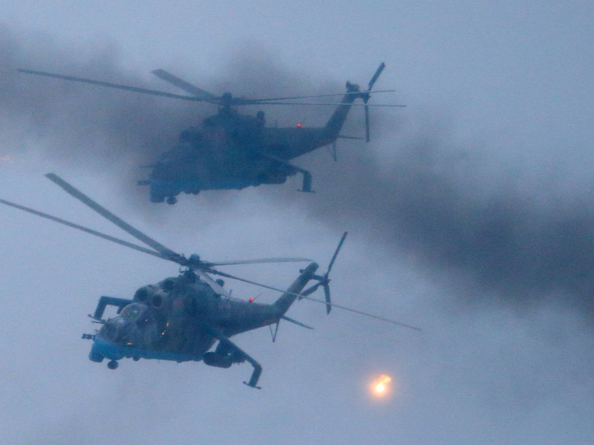 Militärhubschrauber fliegen am 17. Februar über den Truppenübungsplatz Osipovichi während der gemeinsamen Militärübung „Union Courage-2022“ von Russland und Belarus.