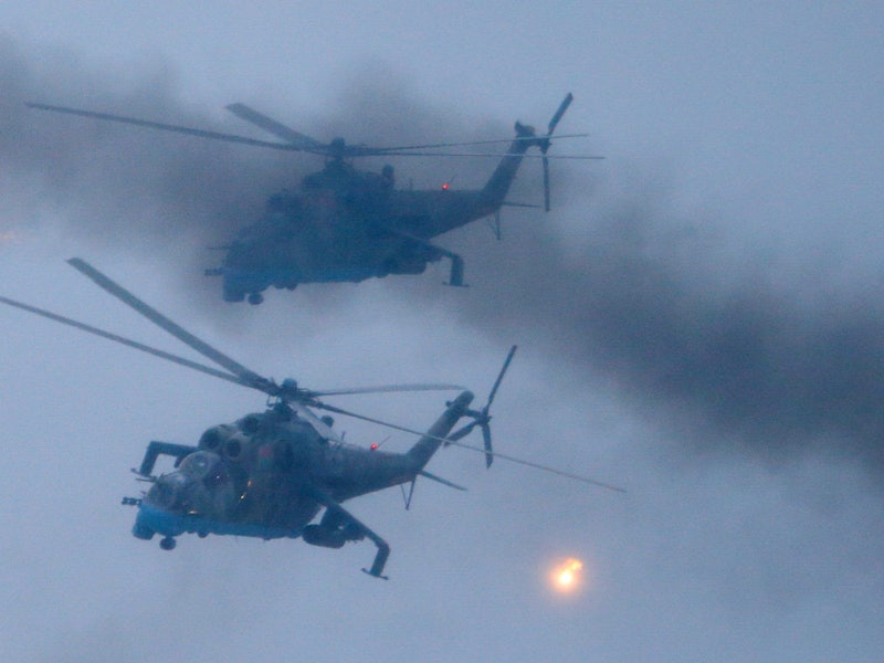 Militärhubschrauber fliegen am 17. Februar über den Truppenübungsplatz Osipovichi während der gemeinsamen Militärübung „Union Courage-2022“ von Russland und Belarus.