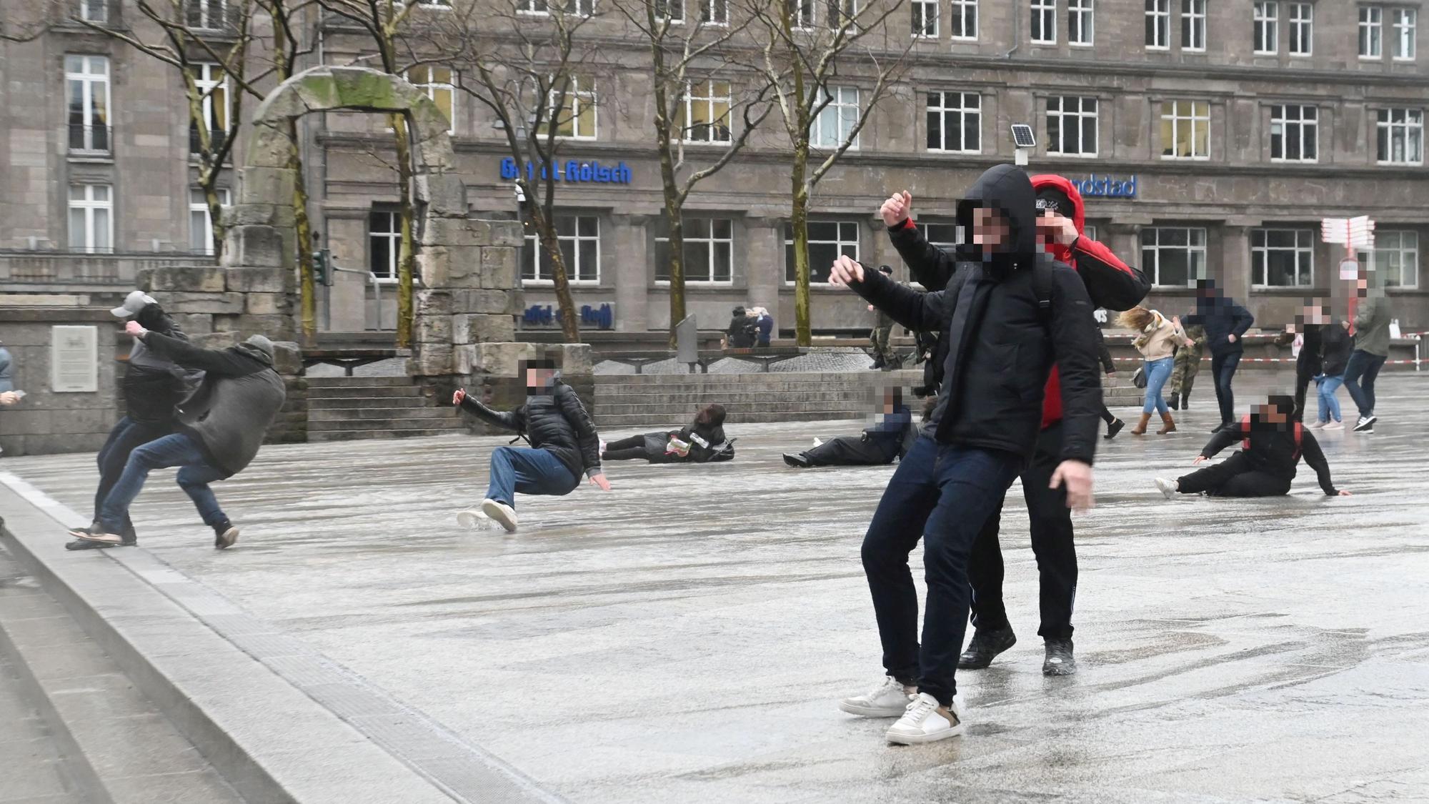 Sturm Zeynep fegt über die Domplatte, Passanten werden einfach umgeweht.