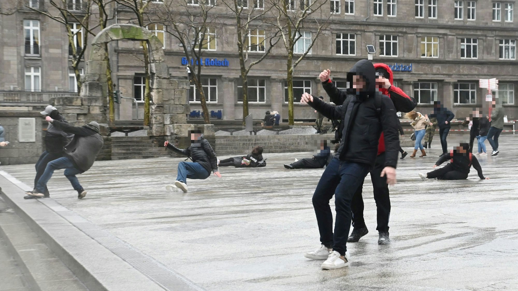 Sturm Zeynep fegt über die Domplatte, Passanten werden einfach umgeweht.