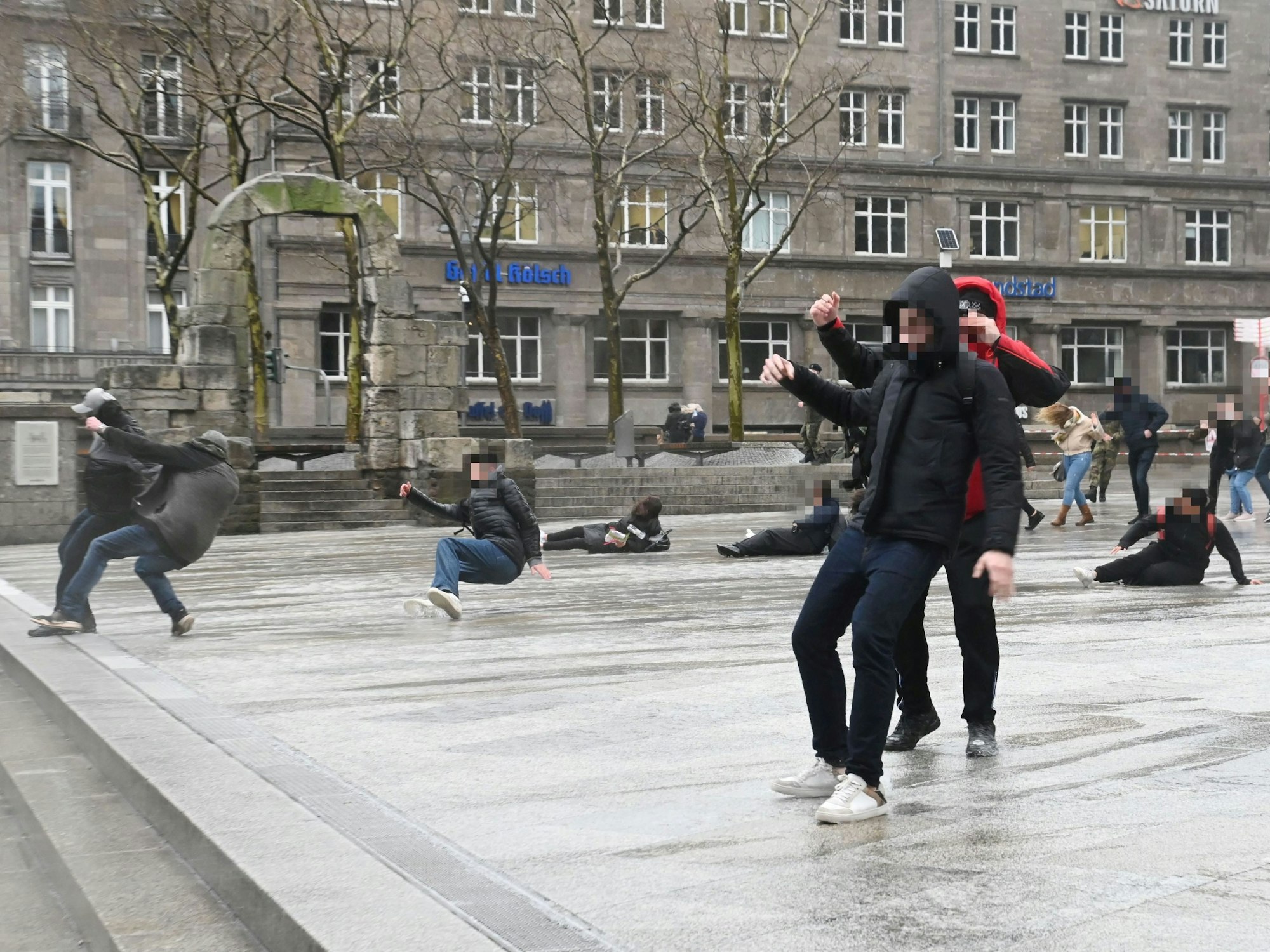Passanten werden auf der Domplatte einfach umgeweht.