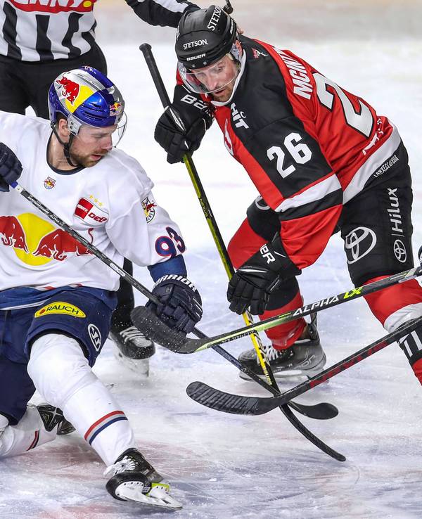 Maximilian Kastner l von Red Bull Muenchen kaempft gegen Koelns David McIntyre um den Puck.