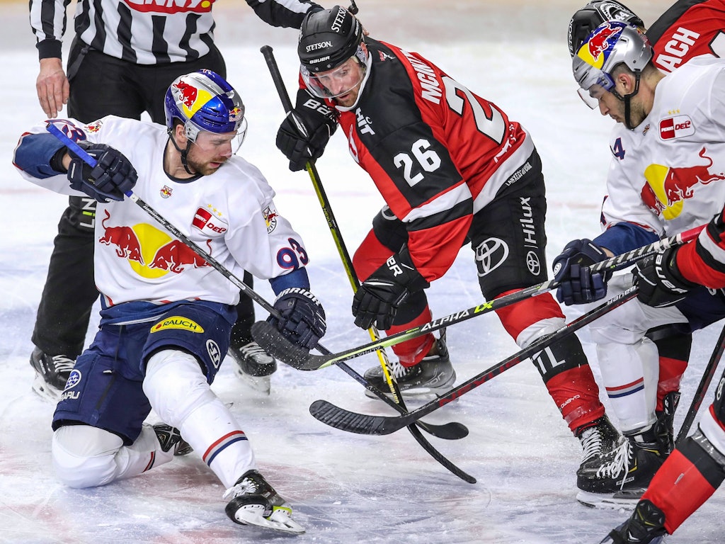 Kampf um den Puck im Getümmel beim Spiel der Kölner Haie gegen Red Bull München.