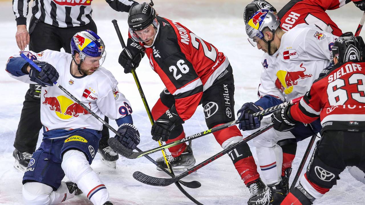 Maximilian Kastner l von Red Bull Muenchen kaempft gegen Koelns David McIntyre um den Puck.