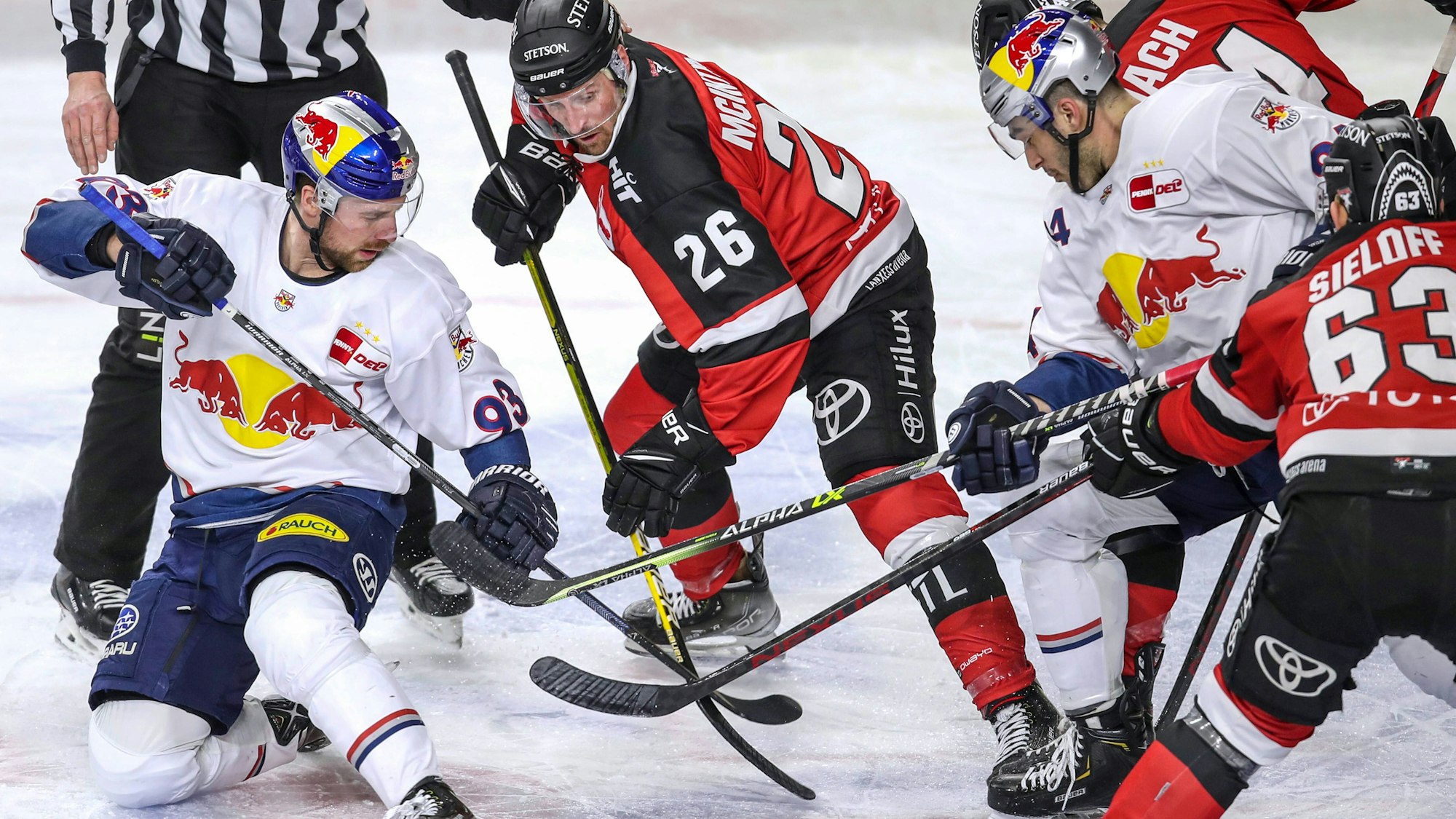 Kampf um den Puck im Getümmel beim Spiel der Kölner Haie gegen Red Bull München.