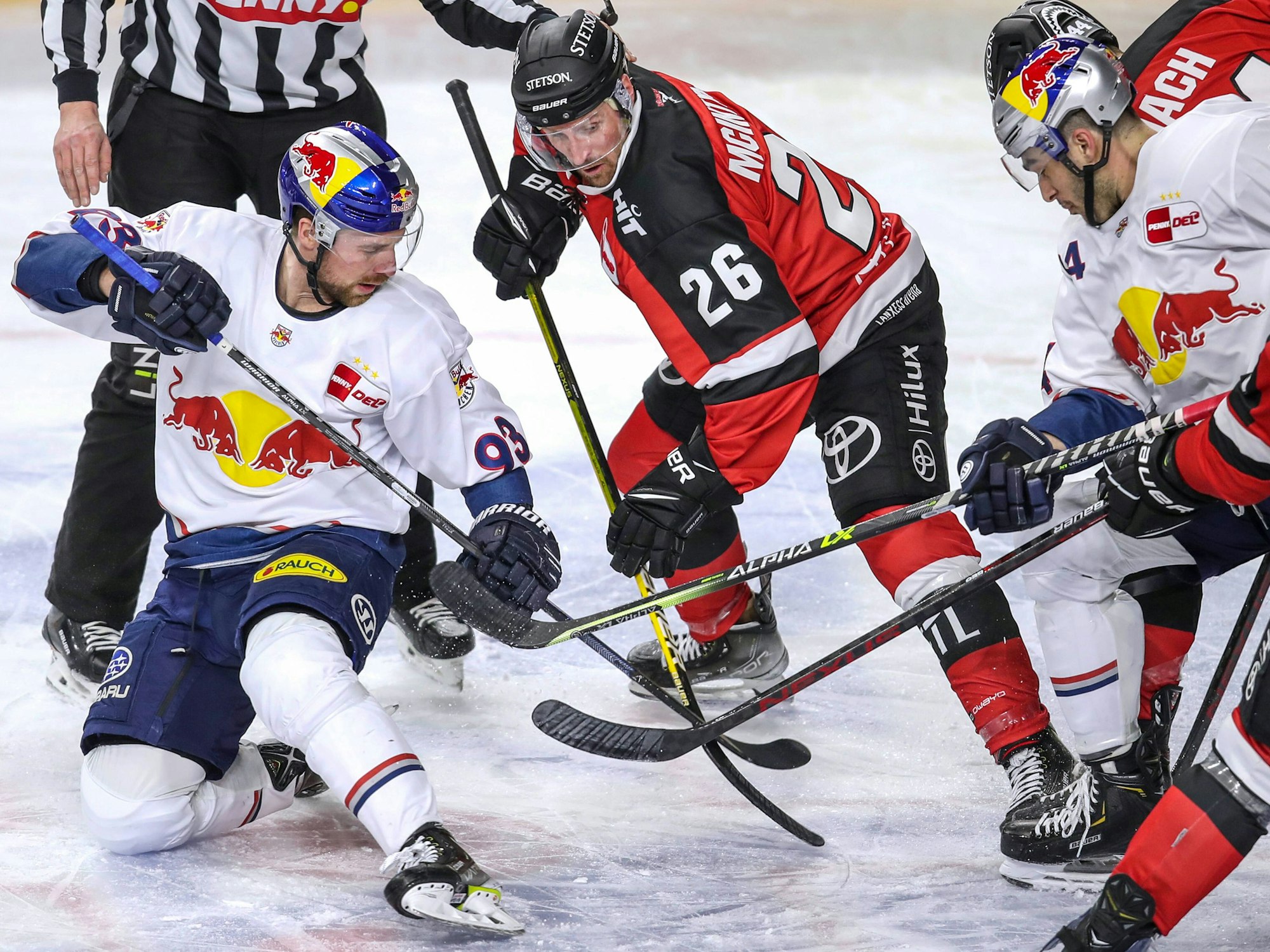 Maximilian Kastner l von Red Bull Muenchen kaempft gegen Koelns David McIntyre um den Puck.