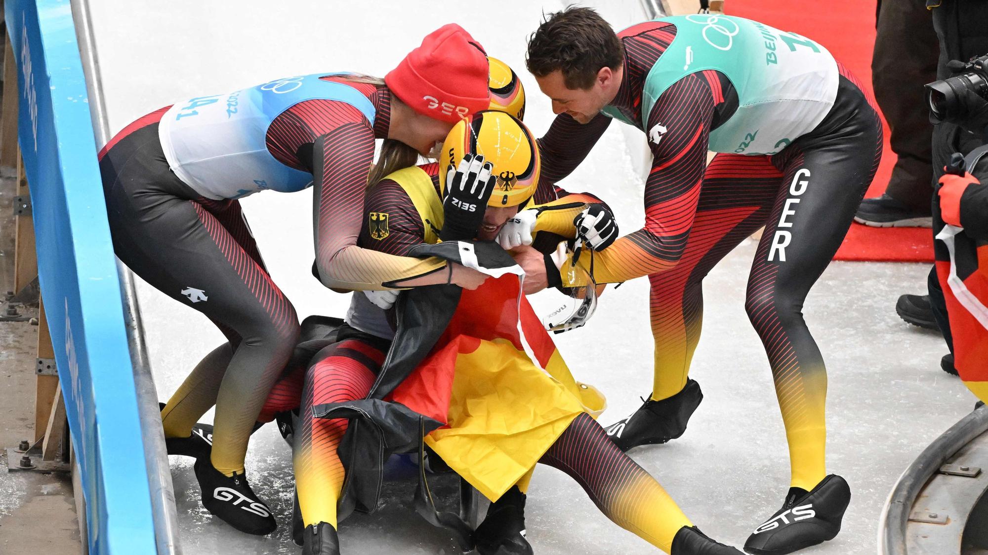 Das deutsche Rodel-Team jubelt über Olympia-Gold in der Staffel.