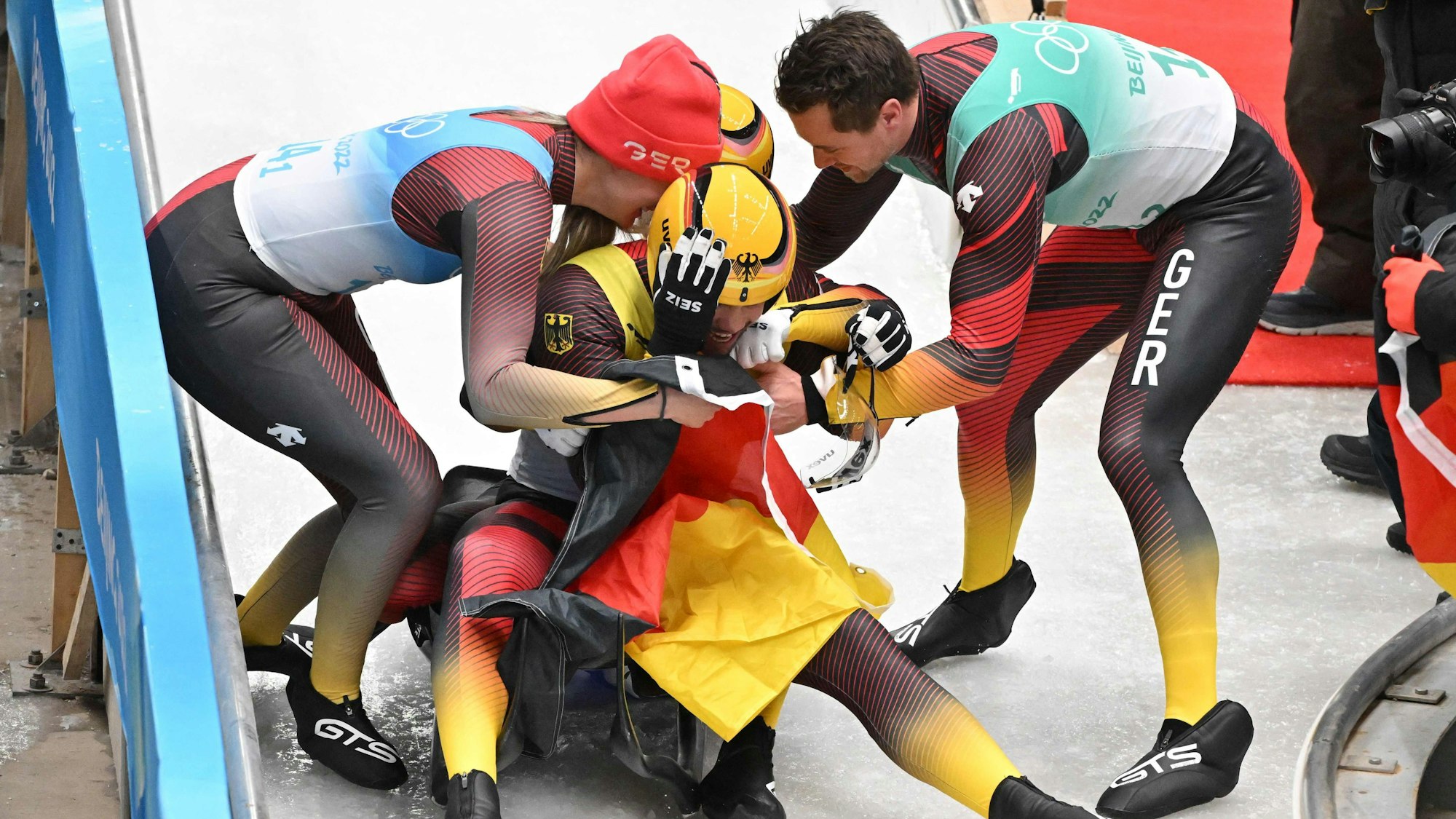 Das deutsche Rodel-Team jubelt über Olympia-Gold in der Staffel.