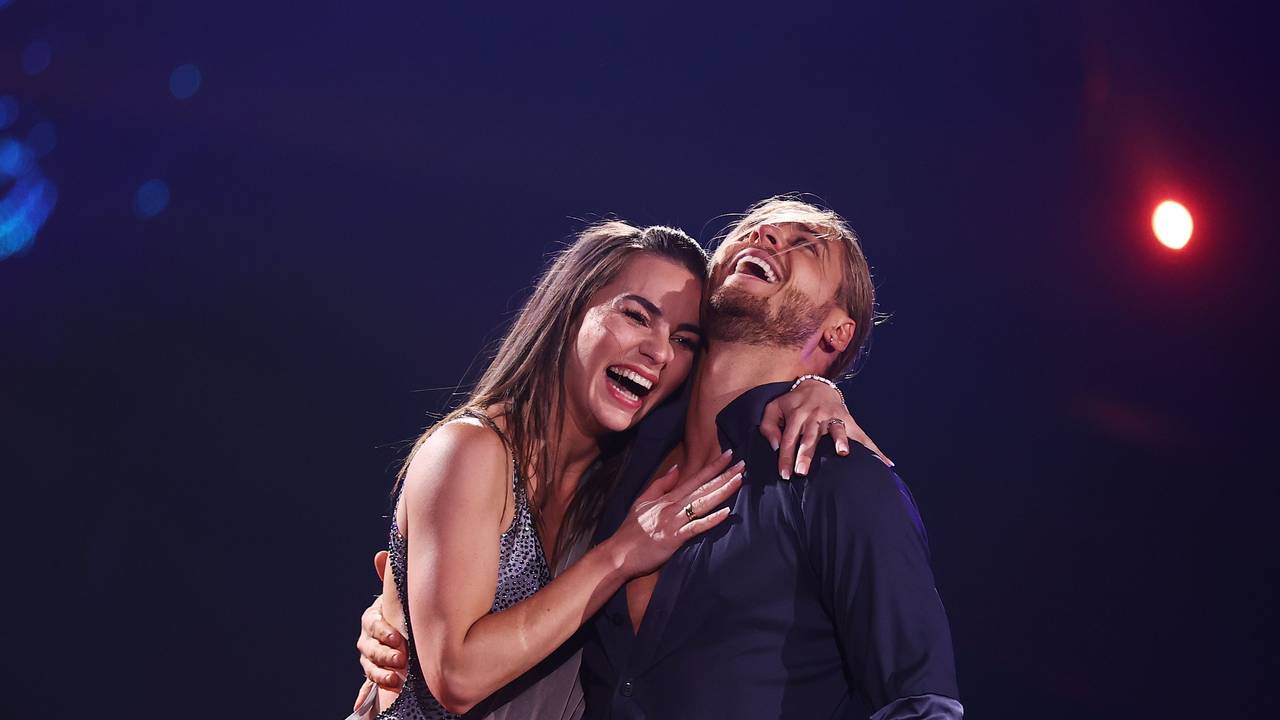 Der Fußballer Rurik Gislason und Profitänzerin Renata Lusin lachen bei der RTL-Tanzshow "Let's Dance" auf der Bühne.