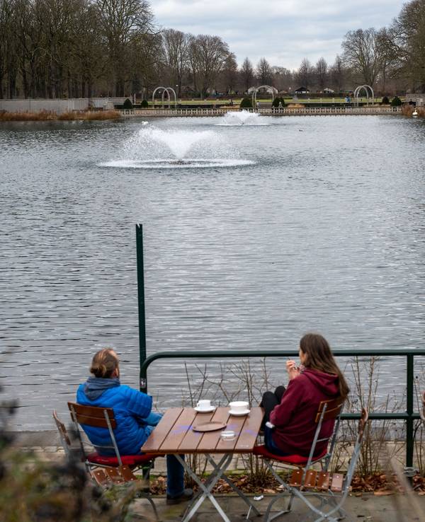 Zwei Menschen in einem Café am Wasser im Blücherpark.