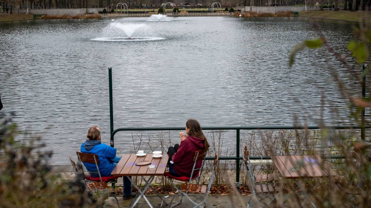 Zwei Menschen in einem Café am Wasser im Blücherpark.
