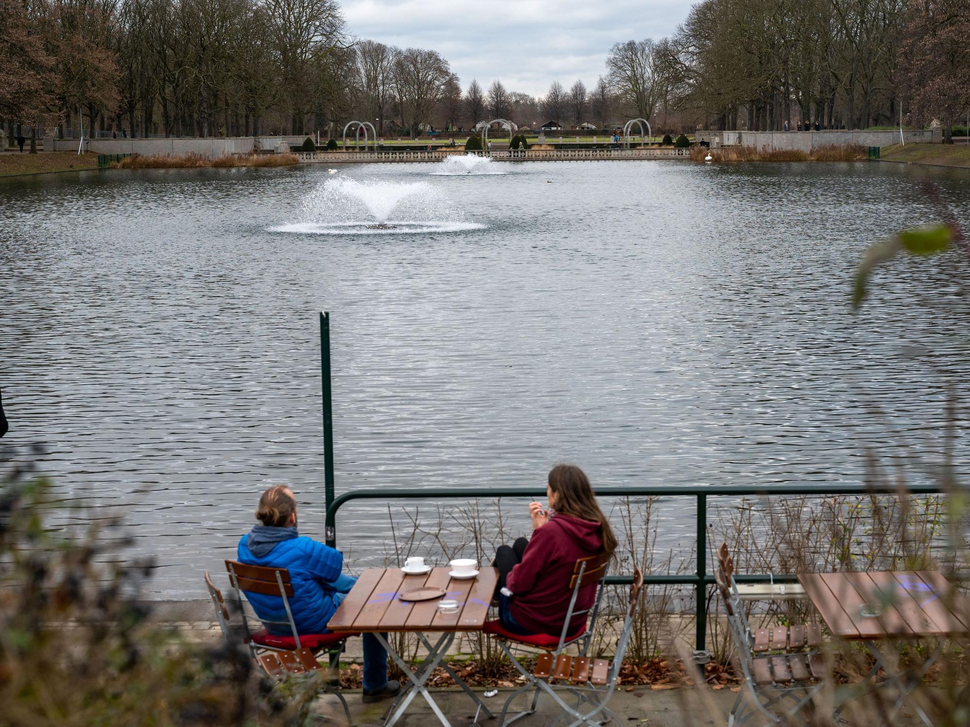 Zwei Menschen in einem Café am Wasser im Blücherpark.