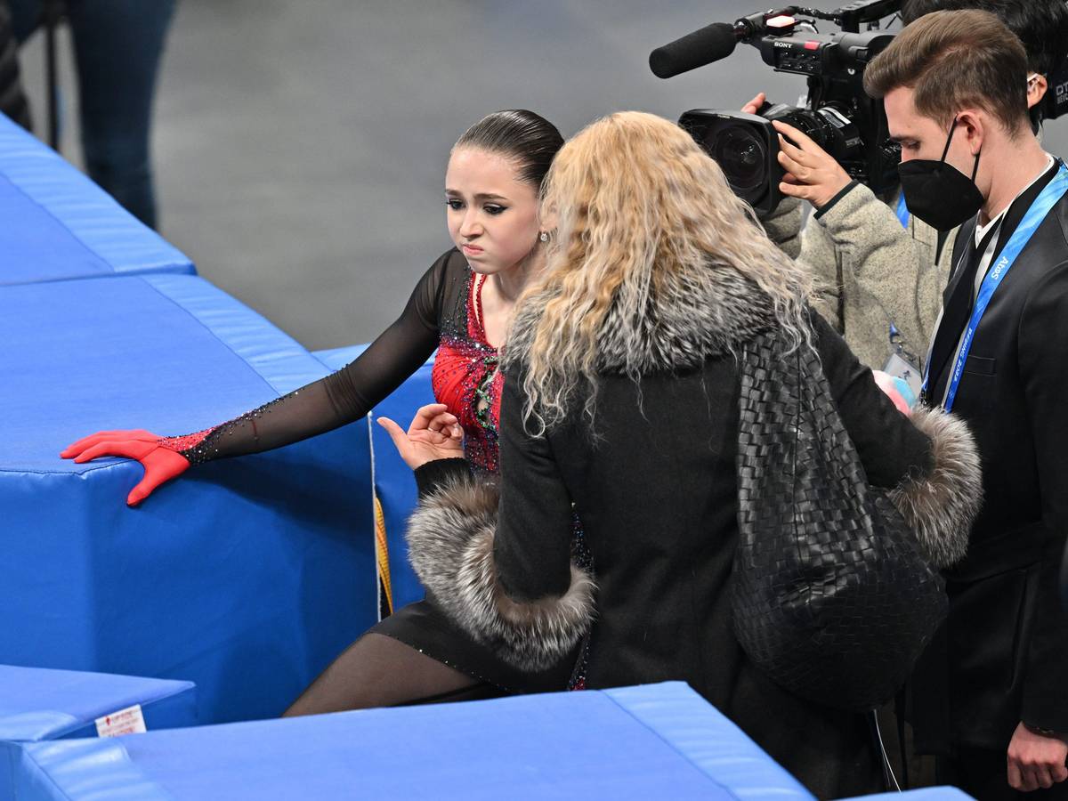 Kamila Walijewa vom Russischen Olympischen Komitee reagiert neben ihren Trainern Eteri Tutberidse und Daniil Gleichengauz nach dem Auftritt.
