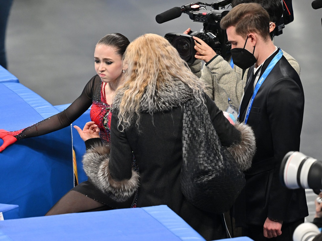 Kamila Walijewa vom Russischen Olympischen Komitee reagiert neben ihren Trainern Eteri Tutberidse und Daniil Gleichengauz nach dem Auftritt.