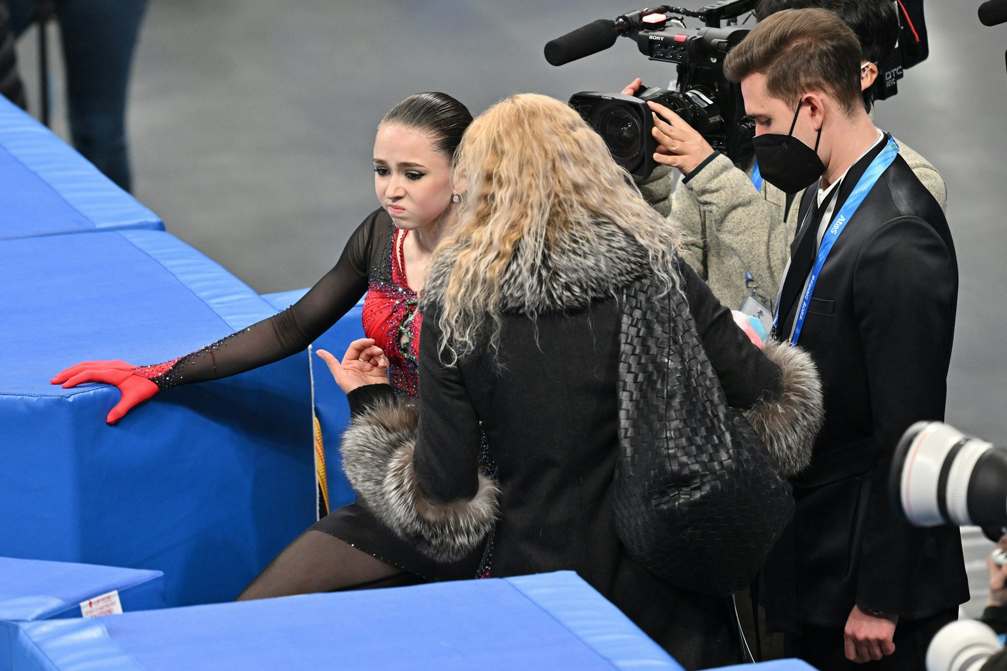 Kamila Walijewa vom Russischen Olympischen Komitee reagiert neben ihren Trainern Eteri Tutberidse und Daniil Gleichengauz nach dem Auftritt.