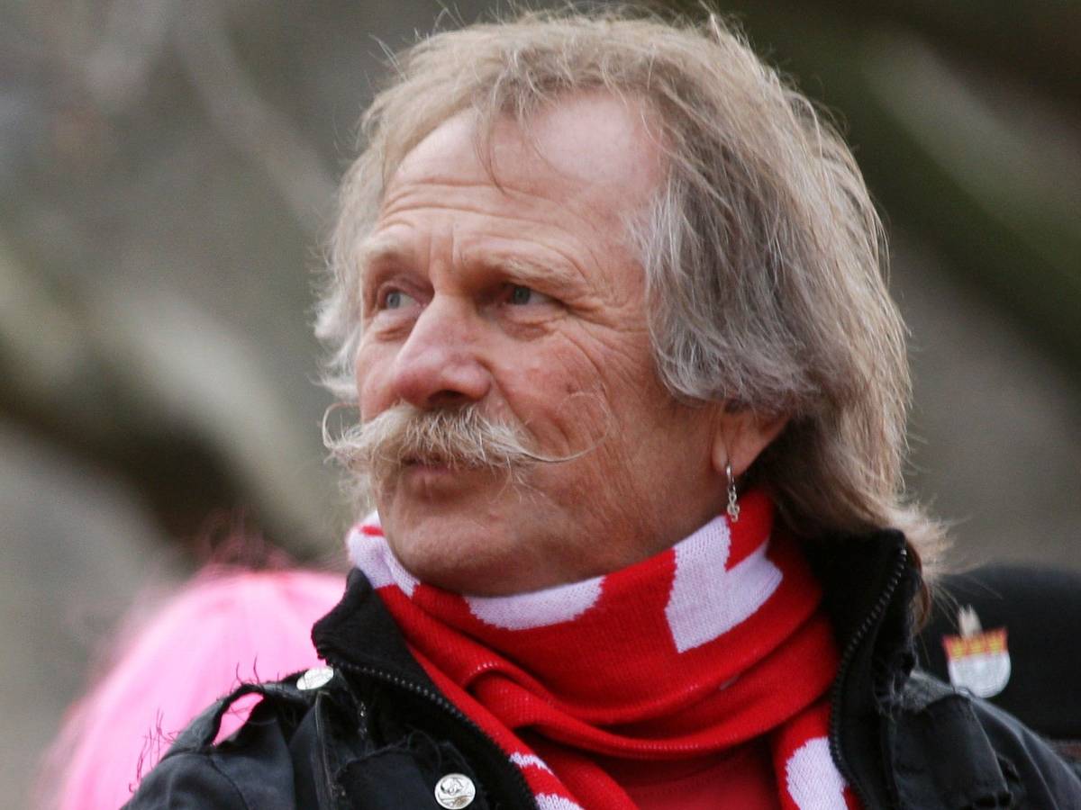 Er tritt leise ab: Henning Krautmacher (hier auf einem Foto, dass 2013 am Rosenmontag entstand) hatte eine traurige Nachricht für alle Höhner-Fans.