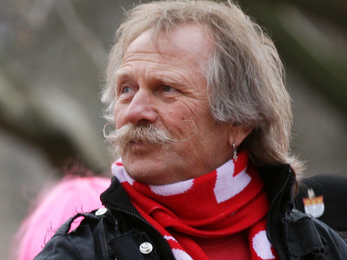 Er tritt leise ab: Henning Krautmacher (hier auf einem Foto, dass 2013 am Rosenmontag entstand) hatte eine traurige Nachricht für alle Höhner-Fans.