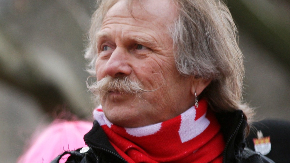 Er tritt leise ab: Henning Krautmacher (hier auf einem Foto, dass 2013 am Rosenmontag entstand) hatte eine traurige Nachricht für alle Höhner-Fans.