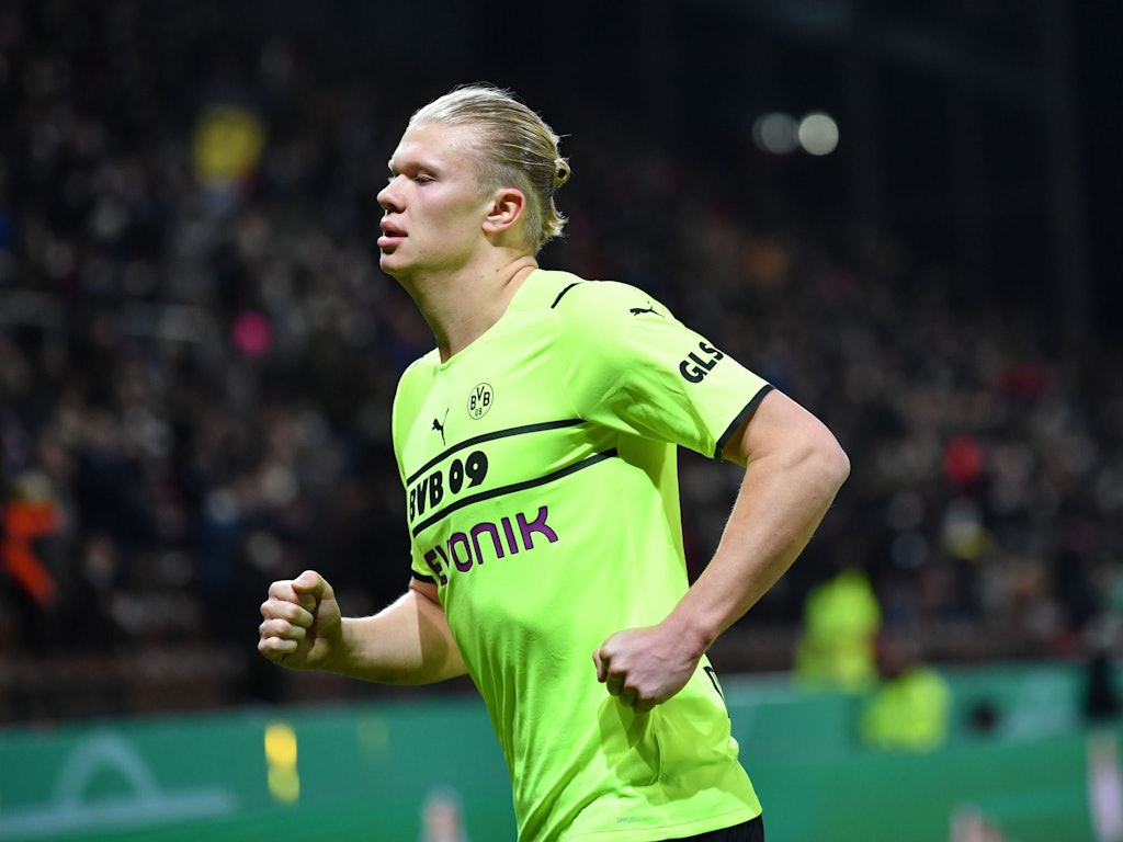 Erling Haaland läuft im DFB-Pokal nach dem Spiel von Borussia Dortmund vom Platz.