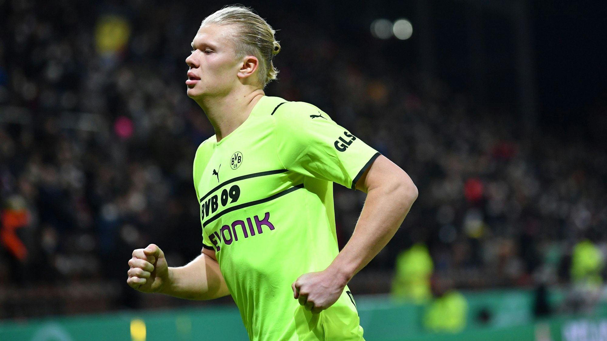 Erling Haaland läuft im DFB-Pokal nach dem Spiel von Borussia Dortmund vom Platz.