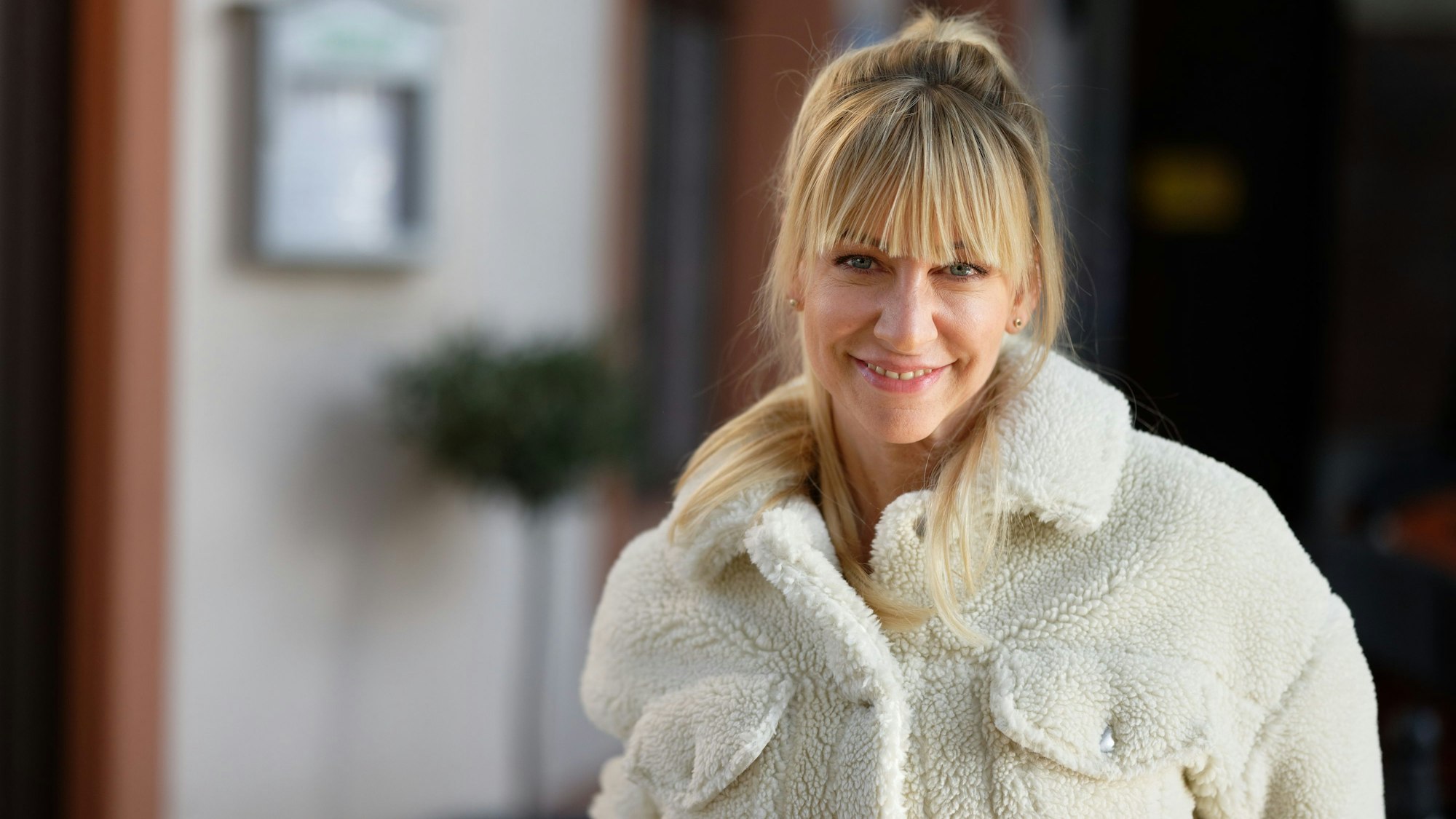 Isabell Hertel (Rolle Ute Kiefer), Schauspielerin, steht in der Kulisse der RTL-Fernsehserie „Unter uns“.