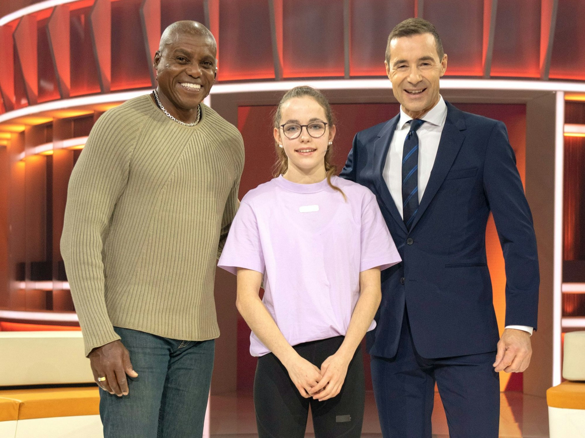 ARD/NDR KLEIN GEGEN GROSS - DAS UNGLAUBLICHE DUELL, "Spiel und Spaß mit Kai Pflaume", am Samstag (19.02.22) um 20:15 Uhr im ERSTEN.
Carl Lewis, Louisa Grauel, Kai Pflaume (v.l.n.r.)