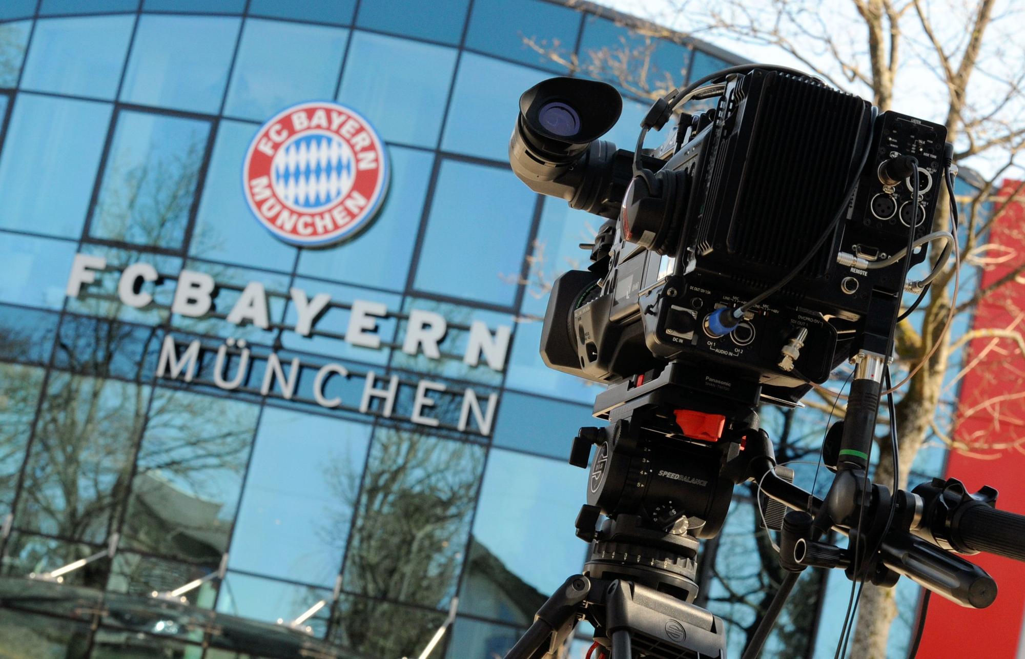 Eine Fernsehkamera steht am 7. März 2011 vor der Geschäftsstelle des FC Bayern München.