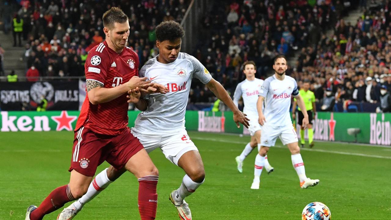 Niklas Süle und Karim Adeymi im Kampf um den Ball.