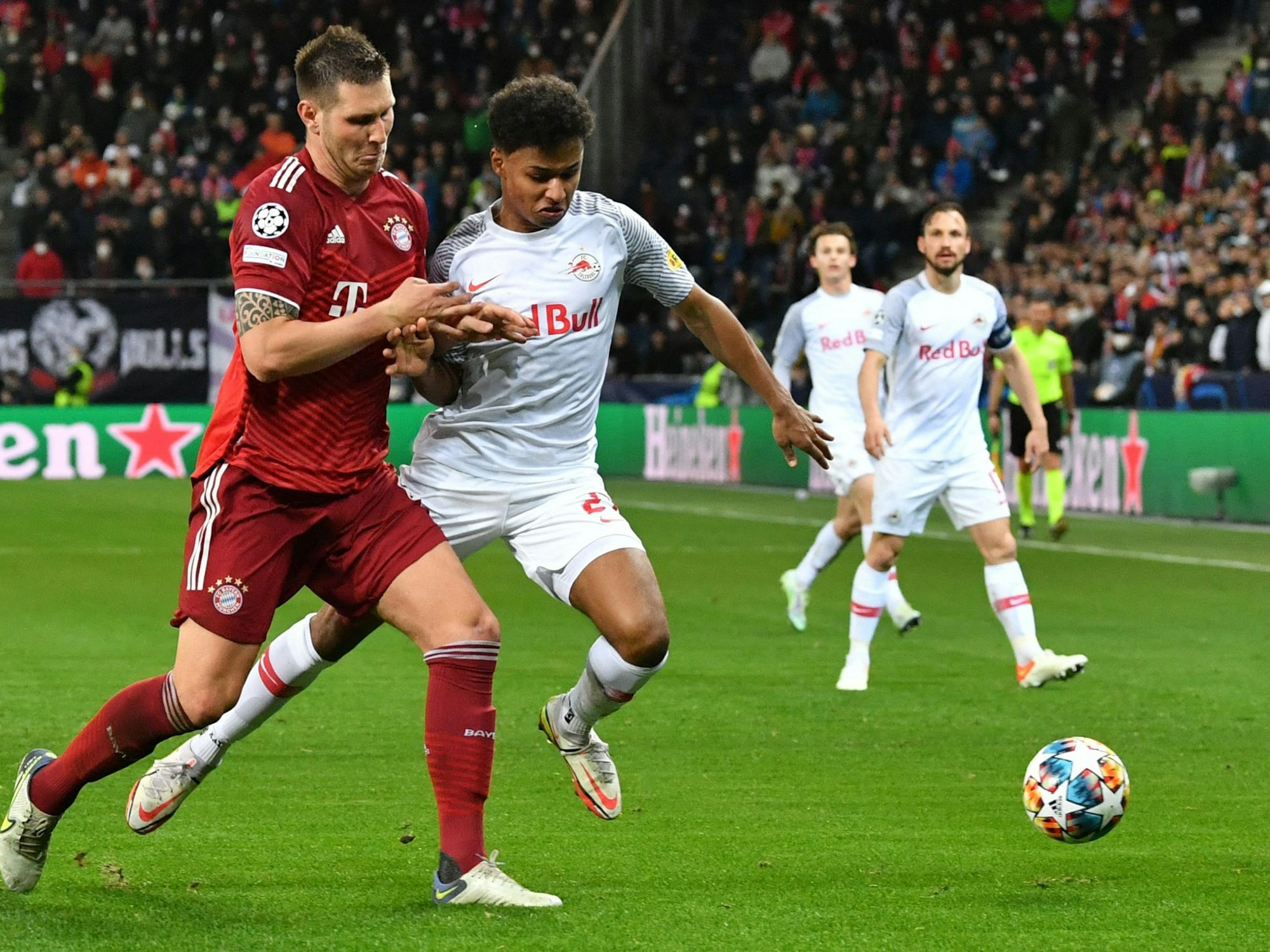 Niklas Süle und Karim Adeymi im Kampf um den Ball.
