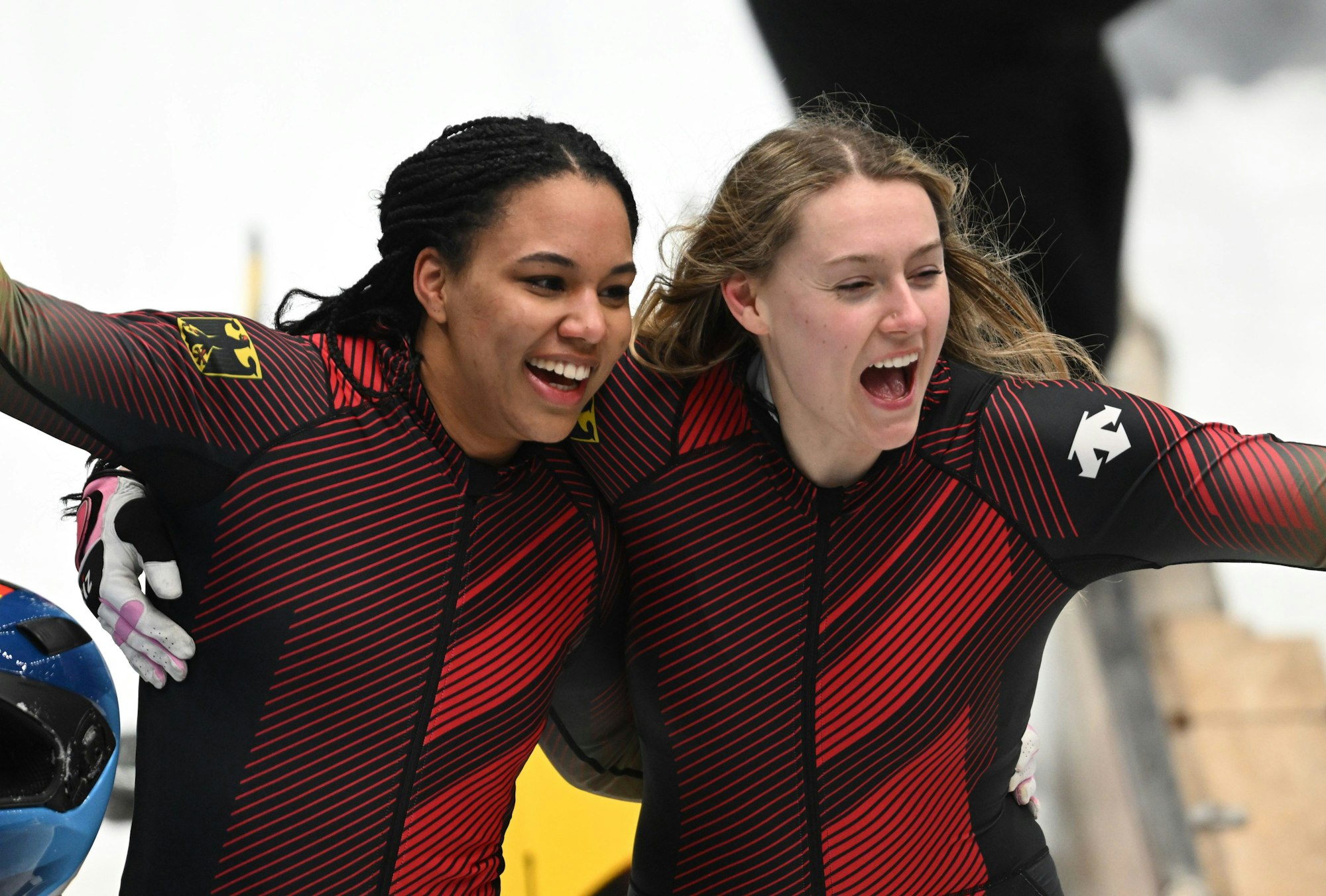 Laura Nolte (r) und Deborah Levi aus Deutschland jubeln nach dem Olympiasieg.