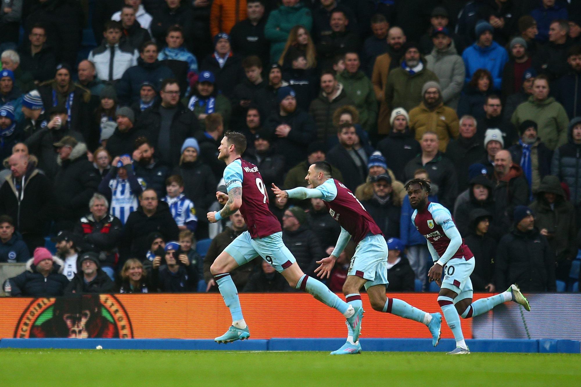 Wout Weghorst (l.) bejubelt seinen Treffer für den FC Burnley gegen Brighton & Hove Albion am 19. Februar 2022.