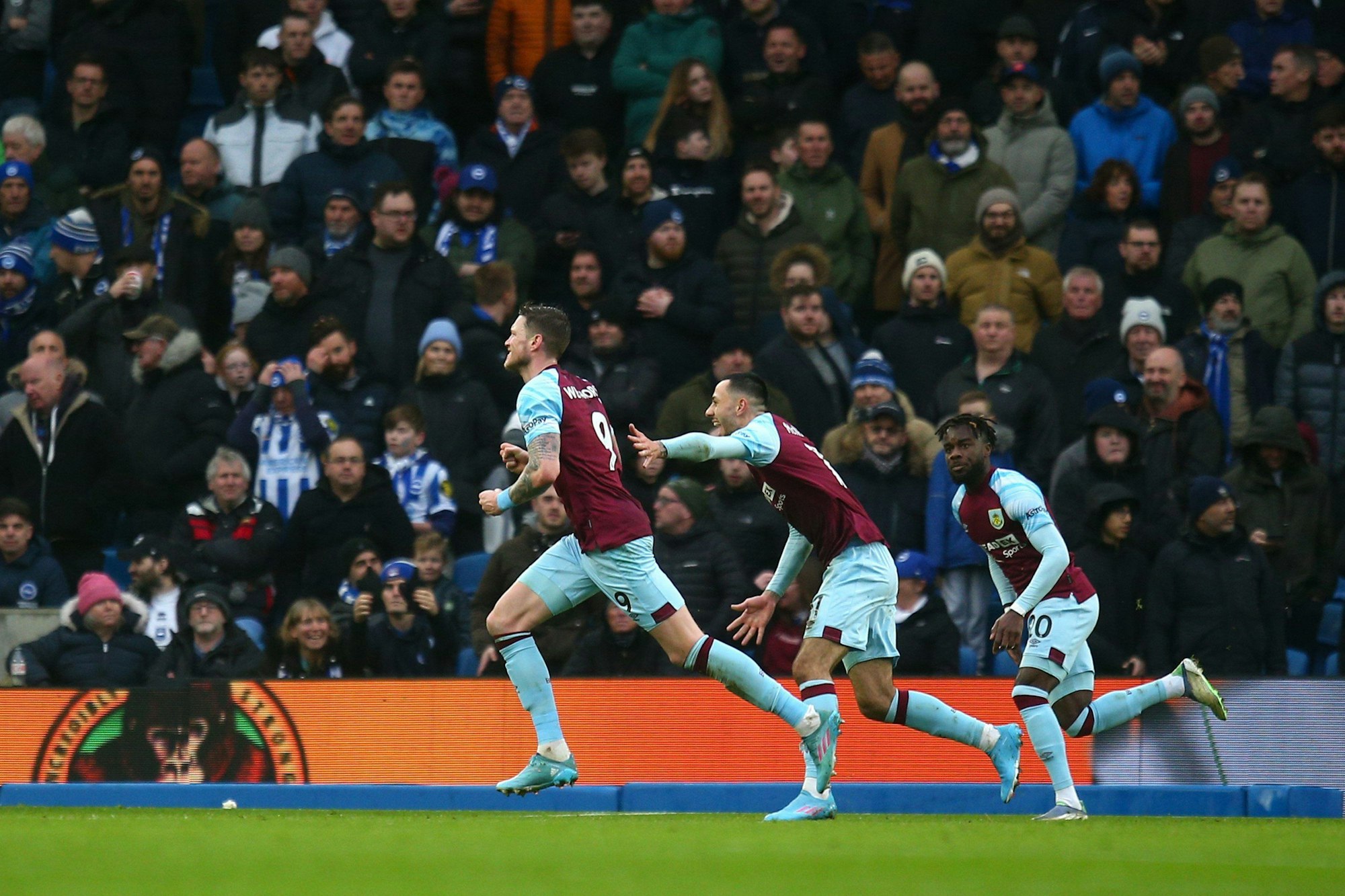Wout Weghorst (l.) bejubelt seinen Treffer für den FC Burnley gegen Brighton & Hove Albion am 19. Februar 2022.