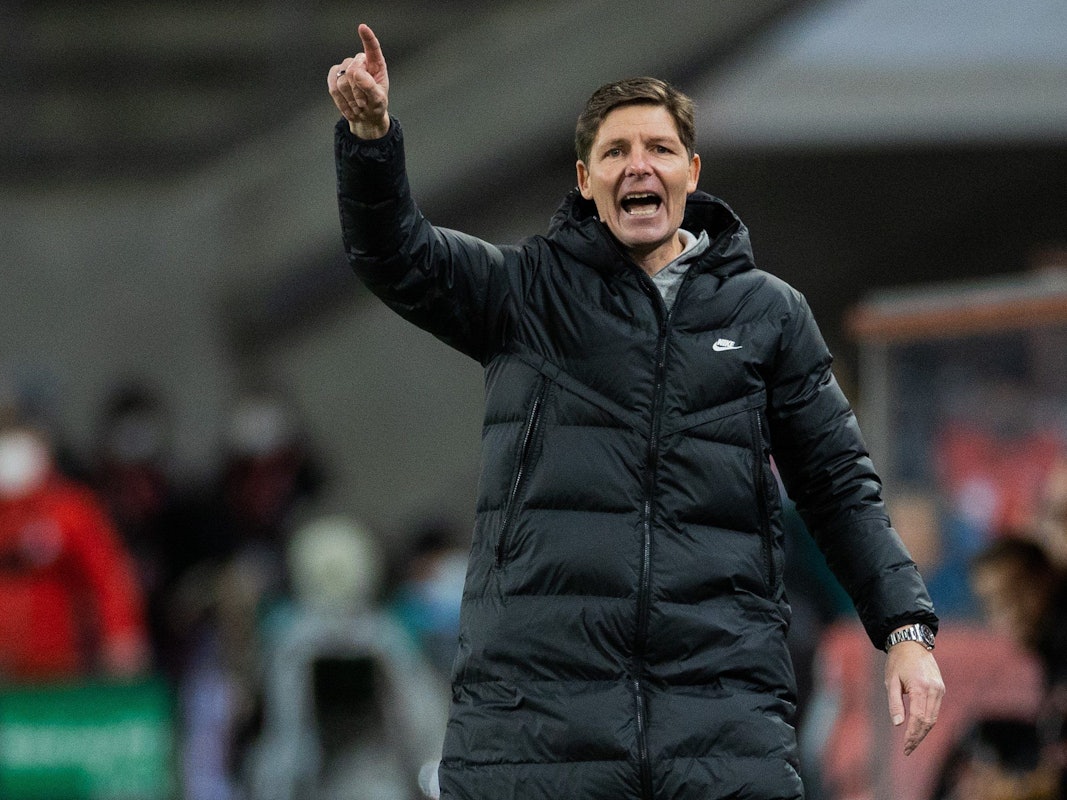 Oliver Glasner dirigiert sein Team an der Seitenlinie