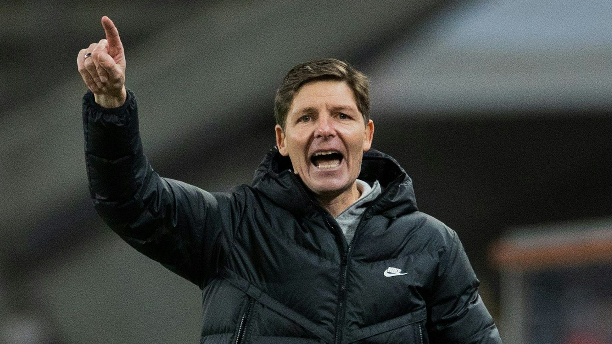 Oliver Glasner dirigiert sein Team an der Seitenlinie