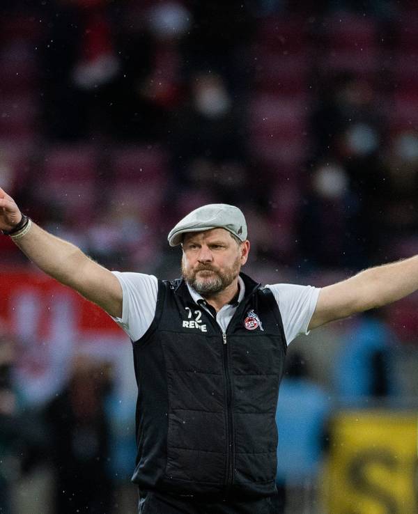 Kölns Trainer Steffen Baumgart jubelt beim Schlusspfiff.