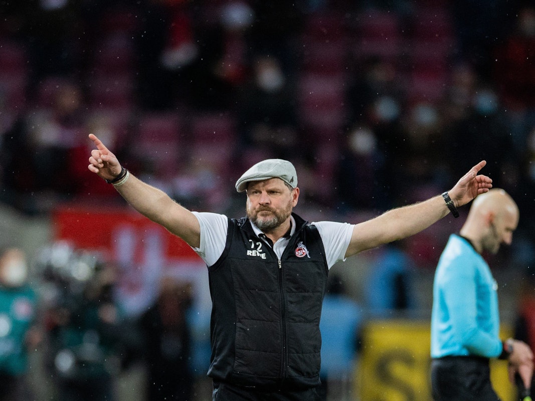 Kölns Trainer Steffen Baumgart jubelt beim Schlusspfiff.