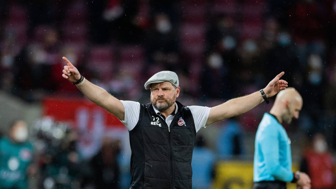 Kölns Trainer Steffen Baumgart jubelt beim Schlusspfiff.