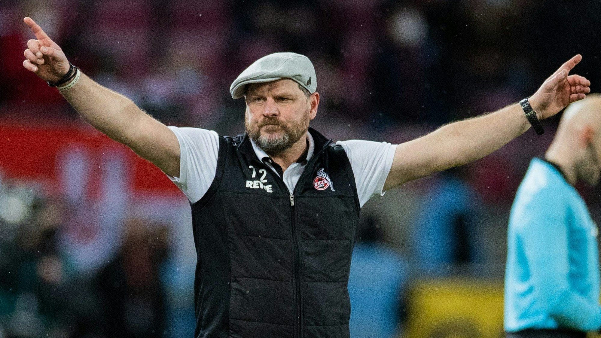 Kölns Trainer Steffen Baumgart jubelt beim Schlusspfiff.