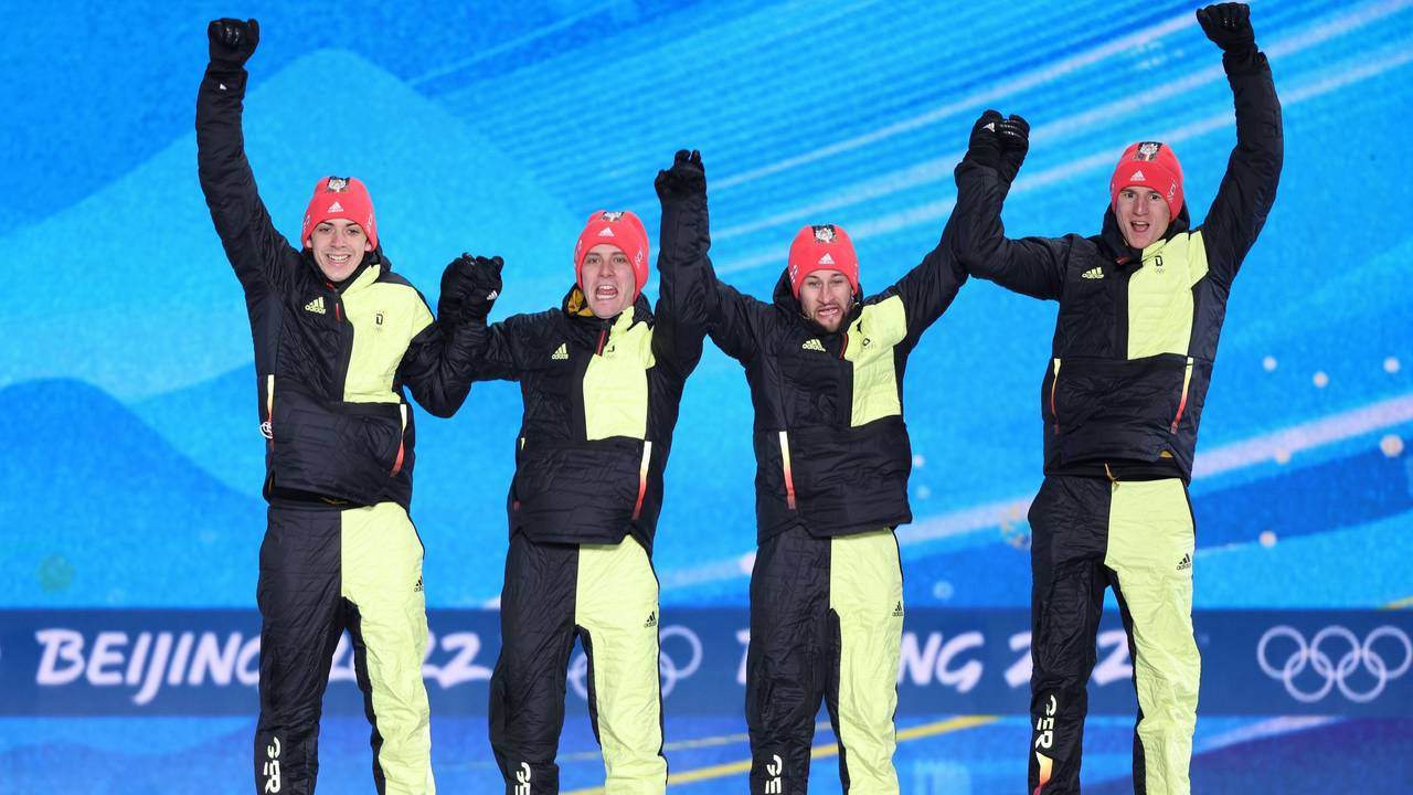 Constantin Schmid, Stephan Leyhe, Markus Eisenbichler und Karl Geiger hüpfen auf dem Podium bei Olympia.