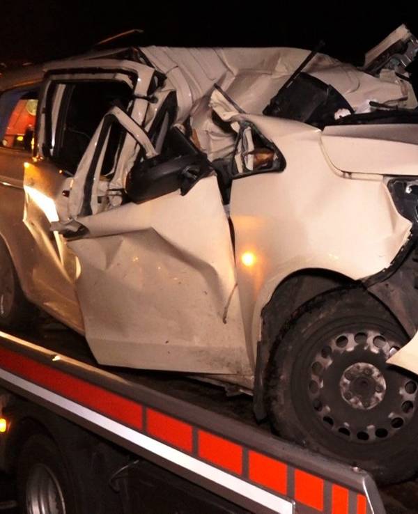 Ein zerstörtes Auto steht auf einem Transporter.