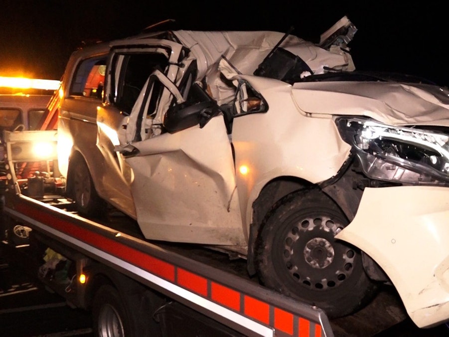 Ein zerstörtes Auto steht auf einem Transporter.