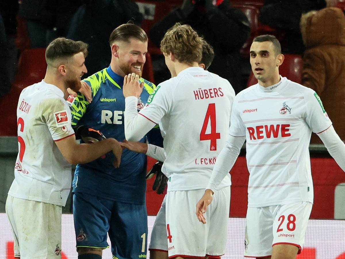 Timo Horn feiert den Sieg des 1. FC Köln gegen Eintracht Frankfurt.