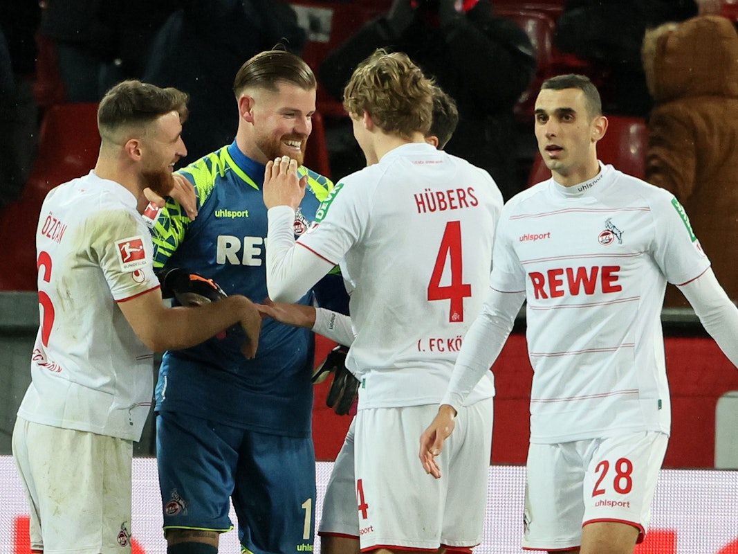 Timo Horn feiert den Sieg des 1. FC Köln gegen Eintracht Frankfurt.