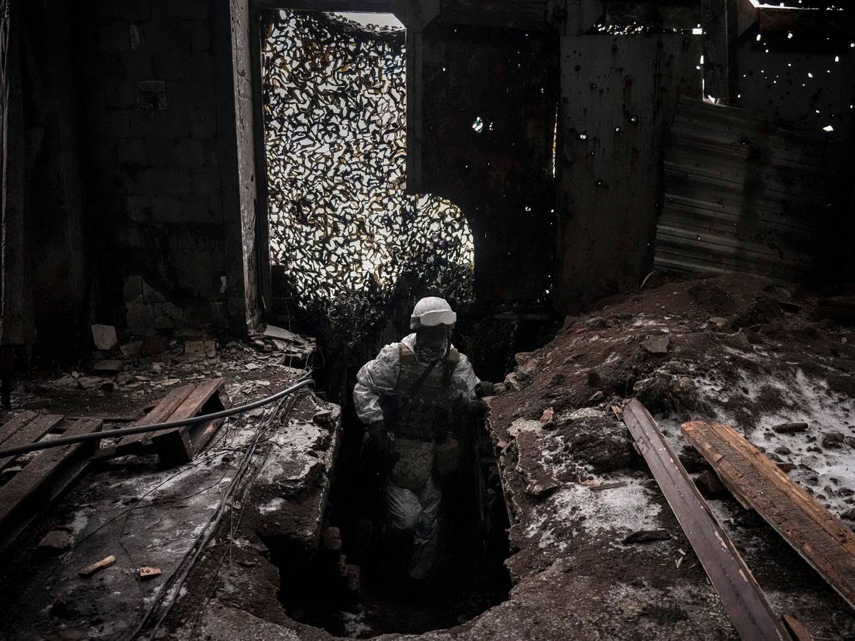 ARCHIV - 04.02.2022, Ukraine, Awdijiwka: Ivan Skuratovskyi, Soldat der Ukraine, patrouilliert durch die Ruinen eines Industriegebiets entlang der Frontline außerhalb von Awdijiwka in der Region Donezk.