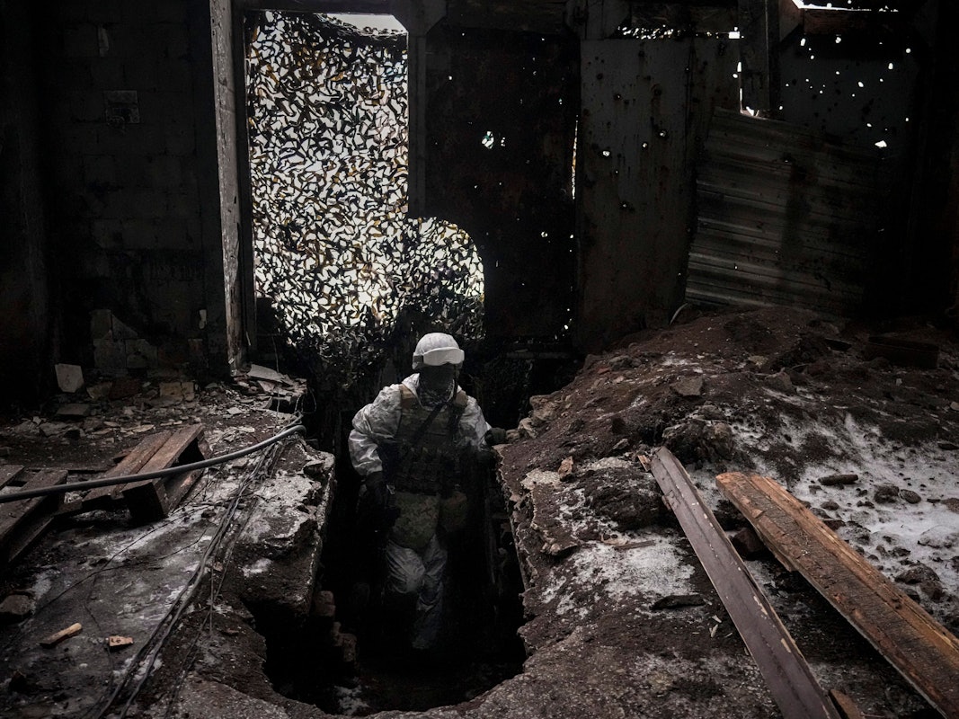 ARCHIV - 04.02.2022, Ukraine, Awdijiwka: Ivan Skuratovskyi, Soldat der Ukraine, patrouilliert durch die Ruinen eines Industriegebiets entlang der Frontline außerhalb von Awdijiwka in der Region Donezk.