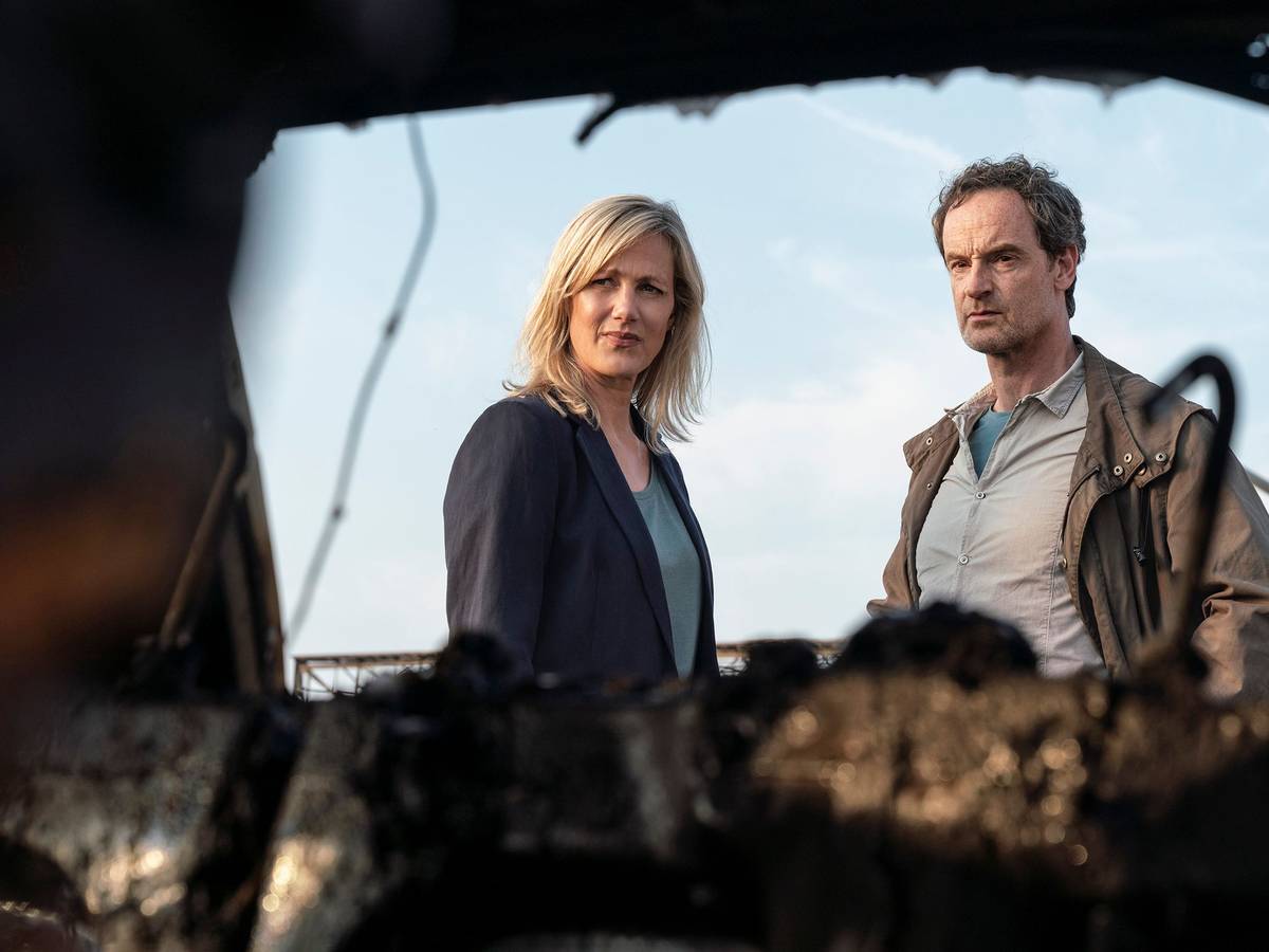 ARD/WDR TATORT: LIEBE MICH, Buch: Jürgen Werner, Kamera: Theo Bierkens, am Sonntag (20.02.22) um 20:15 Uhr im ERSTEN.
Martina Bönisch (Anna Schudt) und Peter Faber (Jörg Hartmann) betrachten das ausgebrannte Auto, das ihrer Kollegin Rosa Herzog gehört.