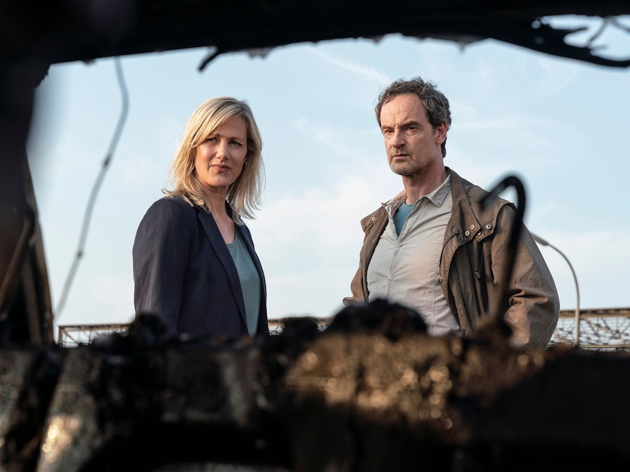 ARD/WDR TATORT: LIEBE MICH, Buch: Jürgen Werner, Kamera: Theo Bierkens, am Sonntag (20.02.22) um 20:15 Uhr im ERSTEN.
Martina Bönisch (Anna Schudt) und Peter Faber (Jörg Hartmann) betrachten das ausgebrannte Auto, das ihrer Kollegin Rosa Herzog gehört.