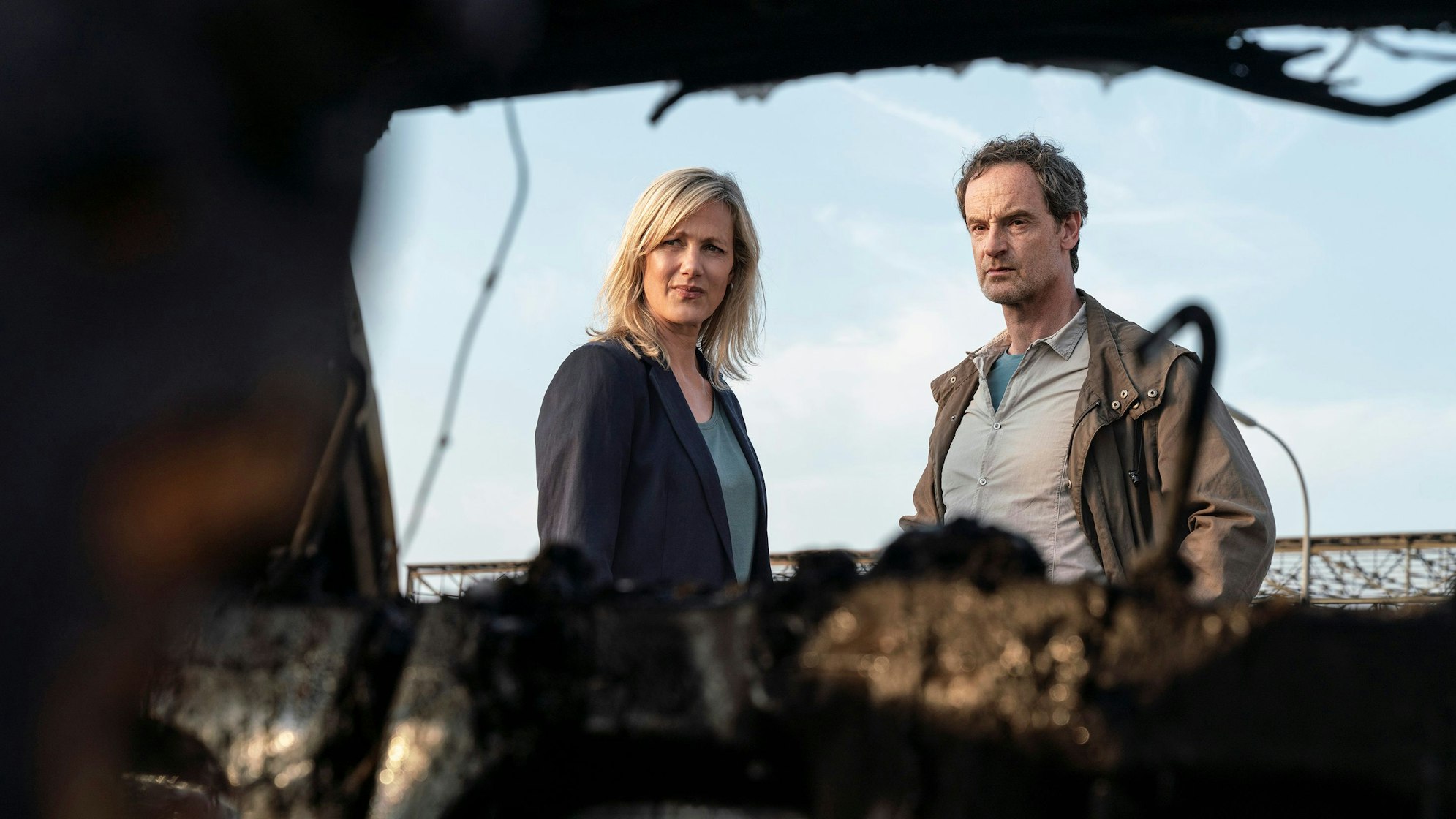 ARD/WDR TATORT: LIEBE MICH, Buch: Jürgen Werner, Kamera: Theo Bierkens, am Sonntag (20.02.22) um 20:15 Uhr im ERSTEN.
Martina Bönisch (Anna Schudt) und Peter Faber (Jörg Hartmann) betrachten das ausgebrannte Auto, das ihrer Kollegin Rosa Herzog gehört.