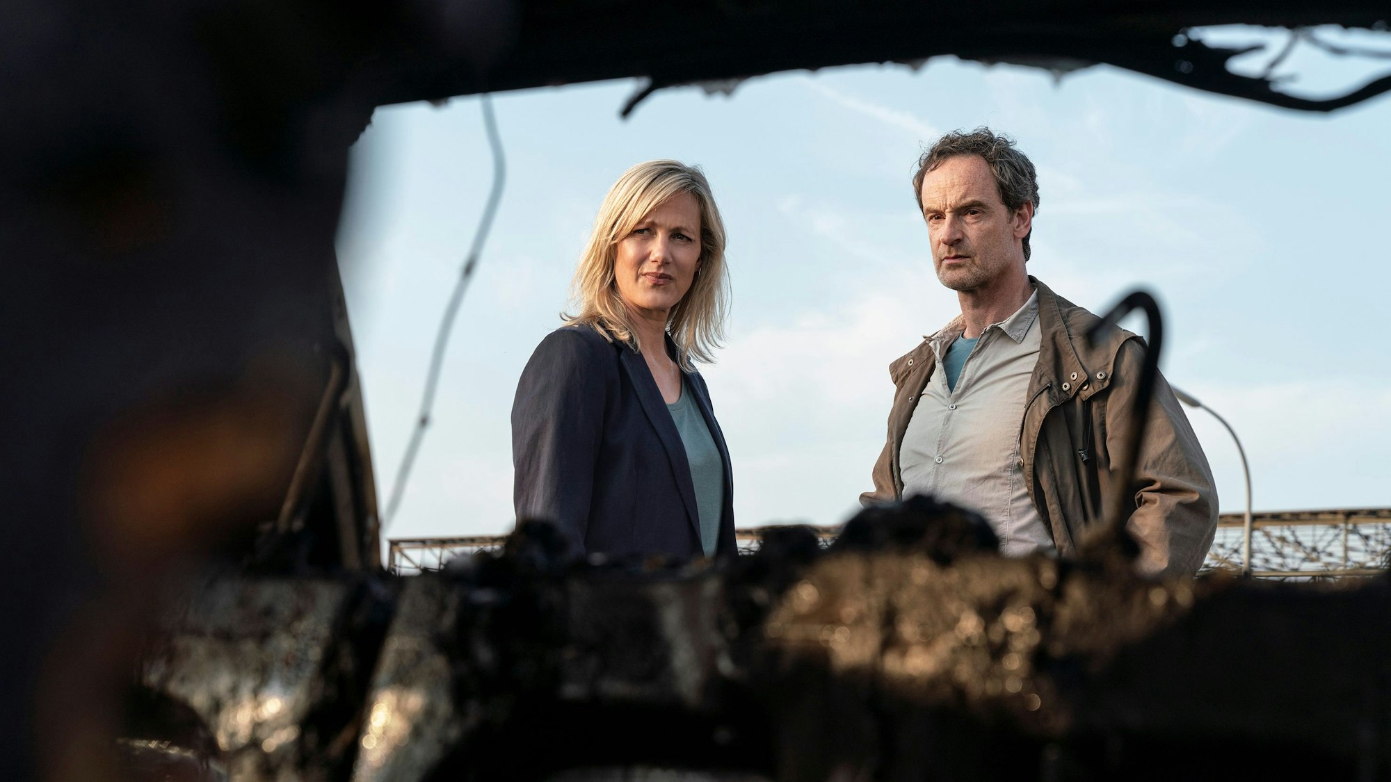 ARD/WDR TATORT: LIEBE MICH, Buch: Jürgen Werner, Kamera: Theo Bierkens, am Sonntag (20.02.22) um 20:15 Uhr im ERSTEN.
Martina Bönisch (Anna Schudt) und Peter Faber (Jörg Hartmann) betrachten das ausgebrannte Auto, das ihrer Kollegin Rosa Herzog gehört.